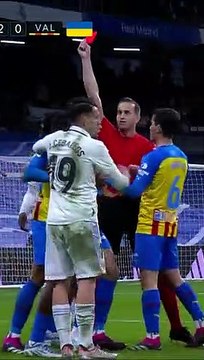 Vinicius Junior 'fracassé' par un joueur du FC Valence, la Toile s'indigne