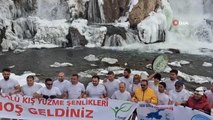 Aktivistler bölgenin kış turizmine dikkat çekmek için eksi 15 derece dondurucu suya girdiler