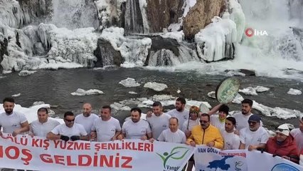Aktivistler bölgenin kış turizmine dikkat çekmek için eksi 15 derece dondurucu suya girdiler