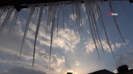 Yüksekova'da çatılardan sarkan buz sarkıtları 1 metreyi aştı