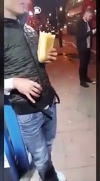 Il mange son tacos avec l'emballage... grosse faim