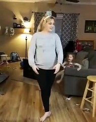 Elle met sa fille KO en dansant dans le salon