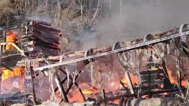 강원도 인제서 주택 화재 산불로 번져...진화 중 / YTN