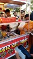 While going to Jhansi, Uma Bharti stopped in front of the handcart and had breakfast