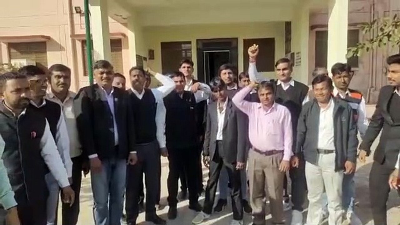 वीडियो : तहसीलदार स्वाति झा के खिलाफ वकीलों ने खोला मोर्चा