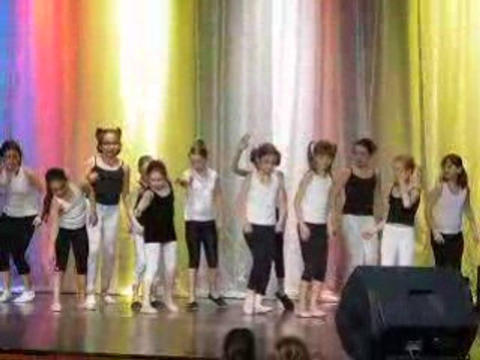 Emili danse en groupe