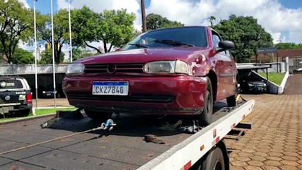 Veículo que havia sido furtado na madrugada é encontrado abandonado, sem bateria