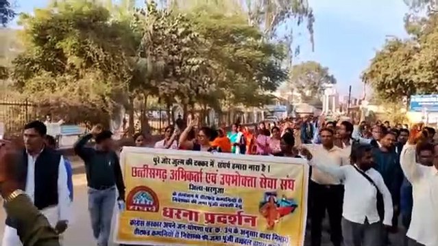 चिटफंड कंपनियों में डूबे करोड़ों रुपए वापस की मांग को लेकर सडक़ पर उतरे अभिकर्ता