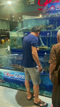 Cháu gái đưa ông ngoại 88 tuổi đi du lịch SG sau 2 năm thuyết phục