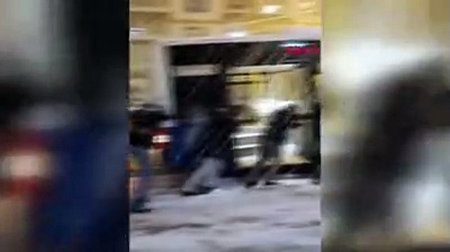 Karda poşetle kayan 2 kadına otomobil çarptı