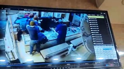 नीमराणा में ऐसे ज्वैलर्स के शोरूम में घुस कर बदमाशों ने की मारपीट और लूटपाट ,देखे सीसीटीवी फुटेज