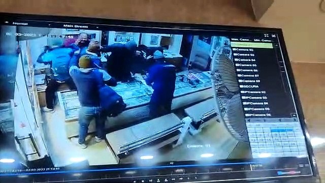 नीमराणा में ऐसे ज्वैलर्स के शोरूम में घुस कर बदमाशों ने की मारपीट और लूटपाट ,देखे सीसीटीवी फुटेज