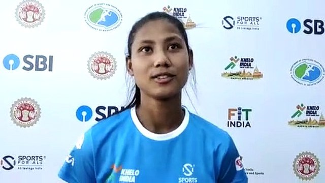 फुटबॉल खेलने से गांव के लोग करते थे मना, पिता ने किया प्रेरित