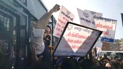 VIDEO: पर्चा लीक होने के विरोध में 'आप' कार्यकर्ताओँ का प्रदर्शन