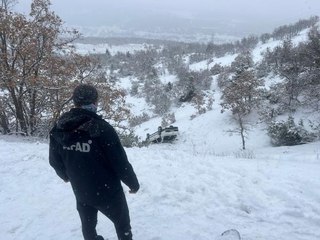 TUNCELİ'DE OTOMOBİL ŞARAMPOLE YUVARLANDI 1 YARALI