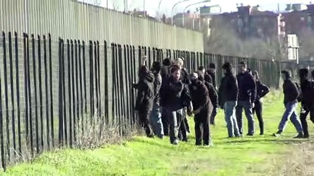 Cospito, anarchici in presidio al carcere di Opera: lancio di sassi e insulti ai cronisti