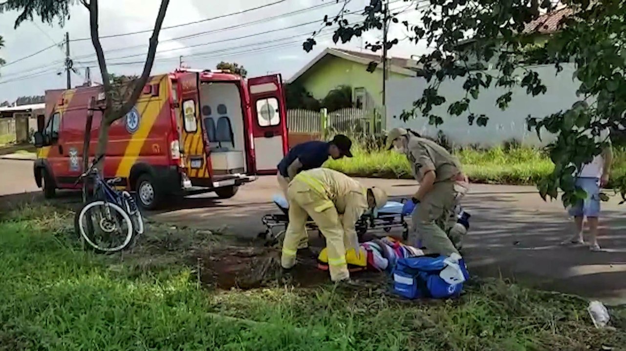 Criança sofre laceração com fratura na perna após se envolver em acidente de bicicleta com automóvel