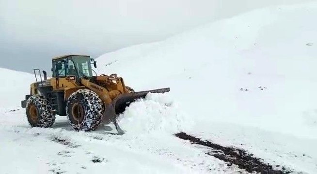Siirt'te yoğun kar yağışı nedeniyle köy yolları ulaşıma kapandı