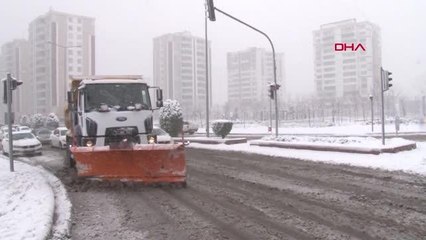 DİYARBAKIR'DA KENT MERKEZİ VE KIRSALDA KARLA MÜCADELE YAPILIYOR