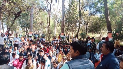 एनएमएमएस ऐप के खिलाफ सरपंच संघ ने कलेक्ट्रेट में की नारेबाजी
