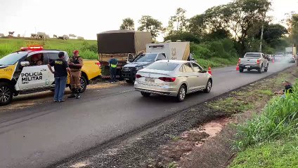 Trânsito é liberado em meia pista na PR-182 e filas de veículos já terminaram