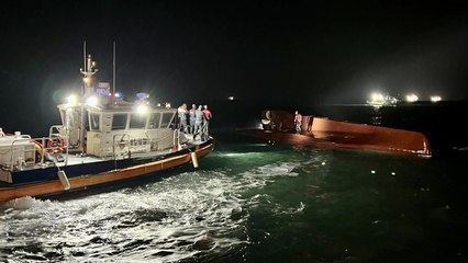 구조된 선원 "기관실 물 차더니 순식간에 뒤집혔다" / YTN