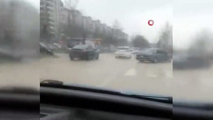 Bursa’da kayganlaşan yolu fırsat bildi, drift atarak ilerledi