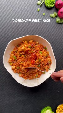 Quick _ easy schezwan fried rice recipe _Do try it and save for later☺️❤️_._Ingredients for schezwan fried rice recipe__Oil 2 big tbsp _Chopped onion 1 medium size _Spring onion 2-3 _Paneer 100gram _Capsicum 1 small size _Sweet corn(