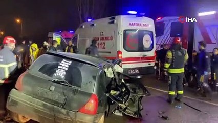 Kartepe’de iki otomobil kafa kafaya çarpıştı: Yaralılar var