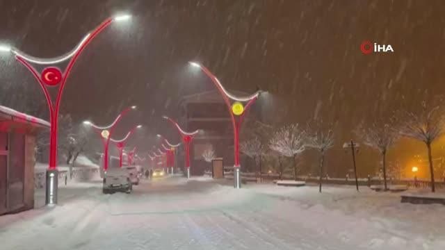 Çukurca'da kar küreme ve tuzlama çalışması