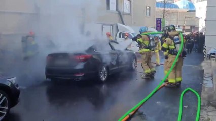 울산 골목길 승용차 화재...주변 승용차·오토바이도 피해 / YTN