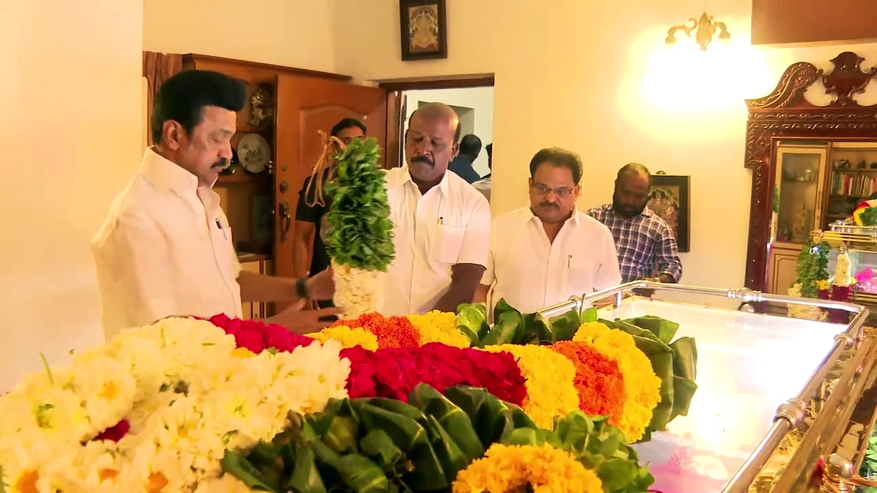 பாடகி வாணி ஜெயராம் உடலுக்கு முதல்வர் மு.க.ஸ்டாலின் நேரில் அஞ்சலி