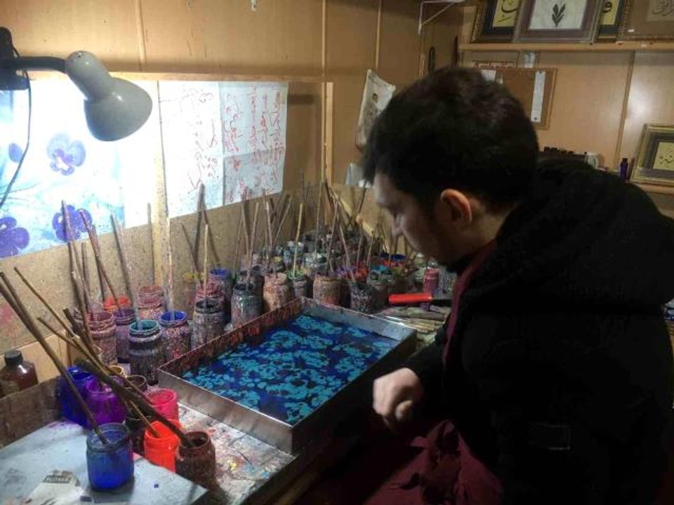 Polisliği bıraktı, 40 yıllık ebru ustası babasının mesleğini yaşatıyor