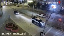 Gaziantep'ten kaza görüntüleri... Savrulan otomobilin altında kalmaktan son anda kurtuldular