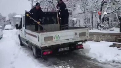 Dursunbey'de kar yağışı sonrası 38 mahallenin yolu ulaşıma kapandı