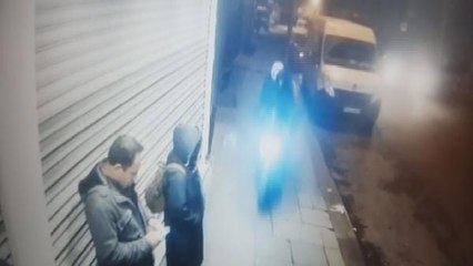 BAŞAKŞEHİR'DE MOTOSİKLETLİ KAPKAÇÇILAR TELEFONU BÖYLE ÇALDI