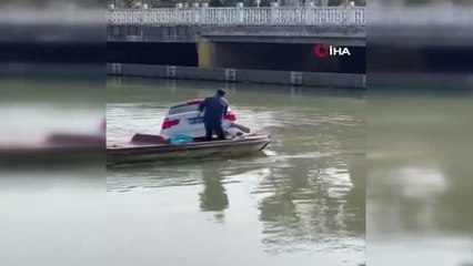 Nehre düşen araçtaki sürücüyü çevredekiler kurtardı