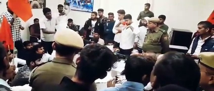एबीवीपी कार्यकर्ताओं ने किया वित्त अधिकारी का घेराव