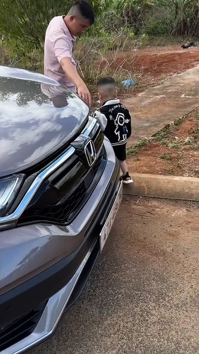 Cậu bé được mẹ đưa lên thăm mộ bố, tiếng gọi bố khiến nhiều người xúc động