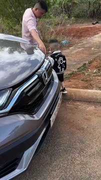 Cậu bé được mẹ đưa lên thăm mộ bố, tiếng gọi bố khiến nhiều người xúc động