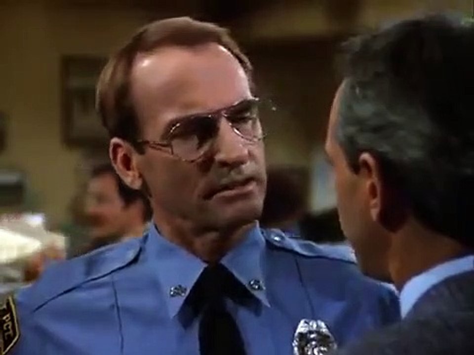 Hill Street Blues - Se7 - Ep14 - Der Roachenkavalier HD Watch