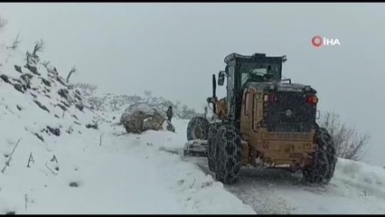Batman'da köy yoluna düşen dev kaya kaldırıldı