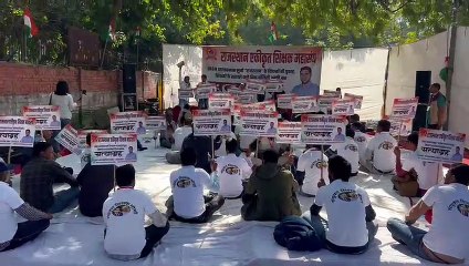 दिल्ली में जंतर मंतर पर धरना दे रहे राजस्थान के शिक्षक जाने क्या है उनकी मजबूरी ?
