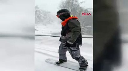 Bursa'da trafikten bunalan bir kayaksever, çareyi snowboard yapmakta buldu!
