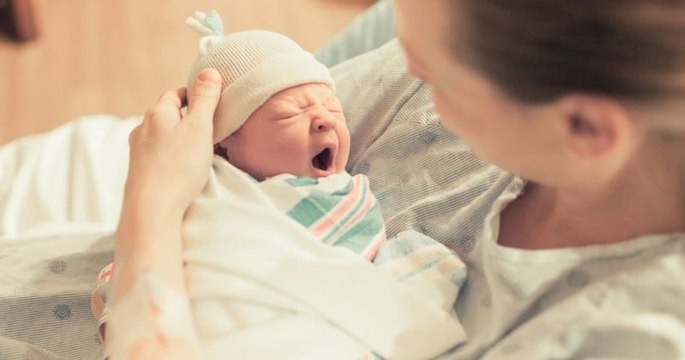 Une femme enceinte accouche dans un bus, aidée par le chauffeur et les passagers