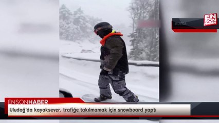Uludağ'da kayaksever, trafiğe takılmamak için snowboard yaptı
