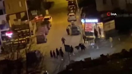 Gençlerin tekmeli yumruklu kavgası amatör kamerada