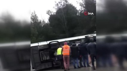 Kemerburgaz yolunda midibüs devrildi