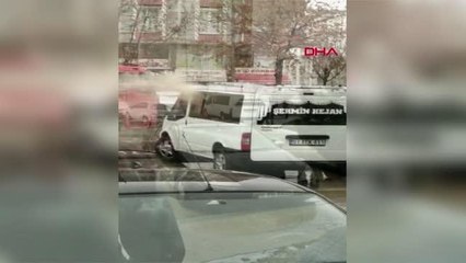 SİİRT'TE HASTANE BAHÇESİNDE PARK HALİNDEKİ MİNİBÜS YANDI