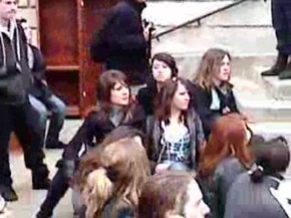 CRS virant les lycéens devant la mairie